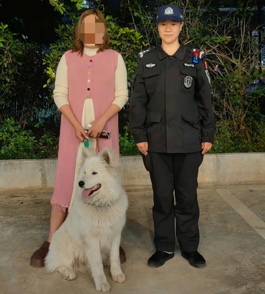 汪星人走丢后竟主动找骑警求救!