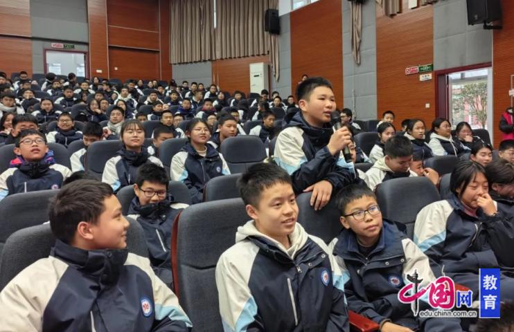 共筑法治校园,点亮青春之光成都经实中开展法治教育实践活动