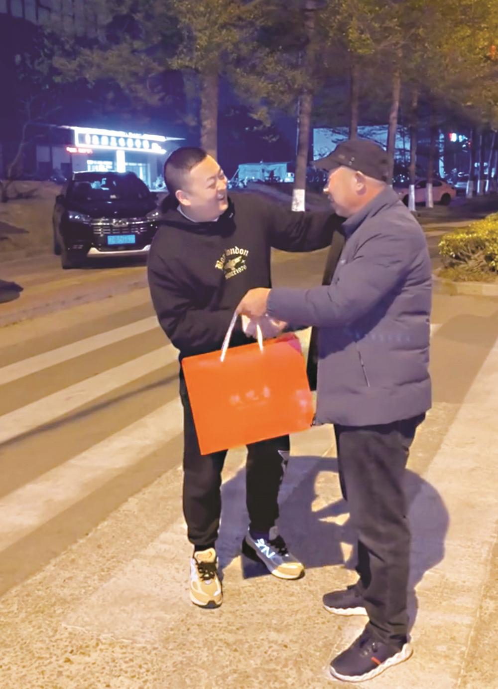 300元包车游泉州的哥回赠无价热情