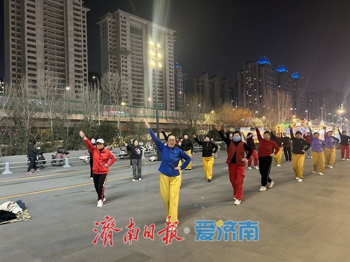 天气渐暖,商场门口掀起广场舞热潮