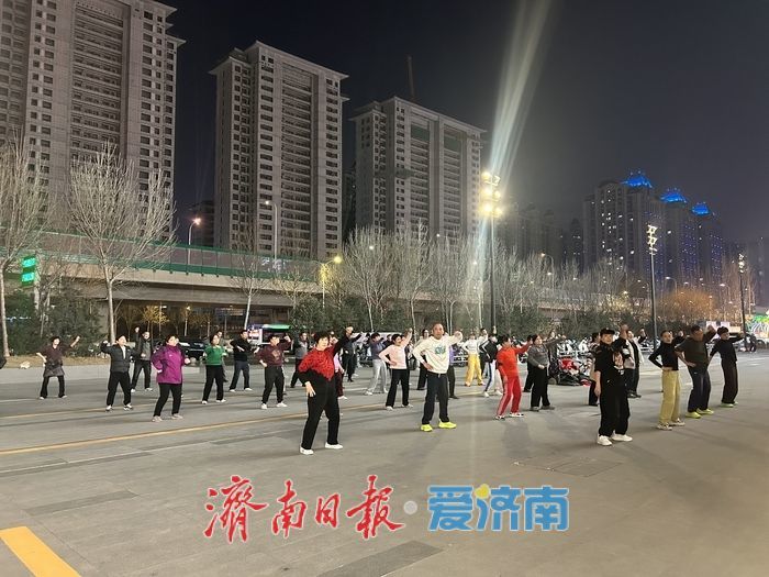 天气渐暖,商场门口掀起广场舞热潮