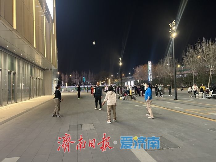 天气渐暖,商场门口掀起广场舞热潮