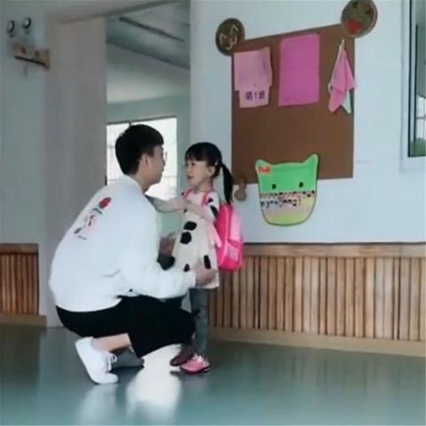 宠妹狂魔谢浩男：接妹妹放学、穿小裙子，温馨家庭团聚瞬间