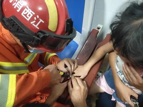 情侣打闹变医院奇遇：女子拳头卡男友嘴里，网友笑称“老婆赏拳头”